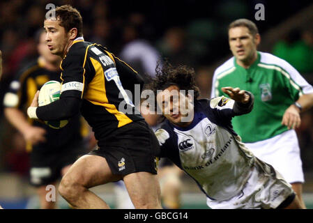 Wasps Danny Cipriani échappe aux griffes de l'Isikeli Nacewa de Leinster lors du match Heineken Cup Pool Two au stade de Twickenham, Londres. Banque D'Images