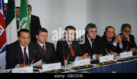 Le Premier ministre britannique Gordon Brown en photo avec (de gauche à droite) le président égyptien Hosni Moubarak, le prince Hussain de Jordanie, le premier ministre espagnol José Luis Rodriguez Zapatero et le premier ministre italien Silvio Berlusconi, lors d'un sommet à Charm el-Cheikh sur la situation à Gaza. Banque D'Images