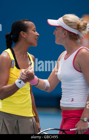 Anne Keothavong et Mervana Jugic-Salkic célèbrent leur double victoire sur Sophie Ferguson et Jessica Moore lors de l'Open d'Australie 2009 à Melbourne Park, Melbourne, Australie. Banque D'Images