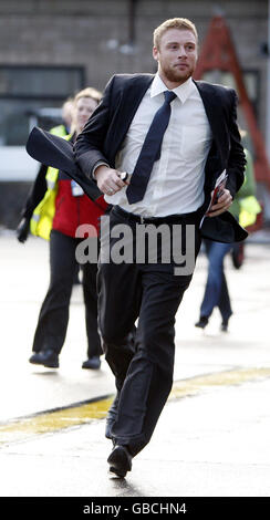 Andrew Flintox, de l'Angleterre, se présente à l'appel photo avec des coéquipiers sur les marches de l'avion à l'aéroport de Gatwick, Londres. Banque D'Images