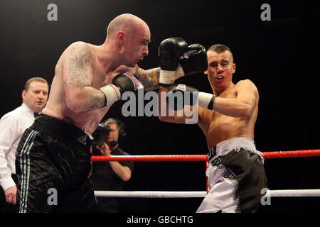 Boxe - combat de titre de lumière britannique - John Murray contre Lee McAllister - Robin Park Centre.Matt Seawright contre Scott Evans (à droite) sur la carte du combat du titre léger britannique Banque D'Images