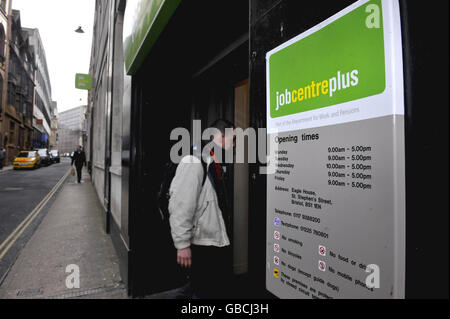 Chiffres du chômage.Vue générale de l'entrée Job Centre plus, rue St Stephen's, au centre de Bristol. Banque D'Images