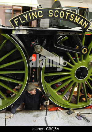 Le Musée national des chemins de fer de York a lancé un appel pour 250,000 alors que les travaux se poursuivent sur la restauration du Flying Scotsman dans les ateliers du musée, où entre autres Gordon Reed (en photo) travaille sur la locomotive de renommée mondiale. Banque D'Images