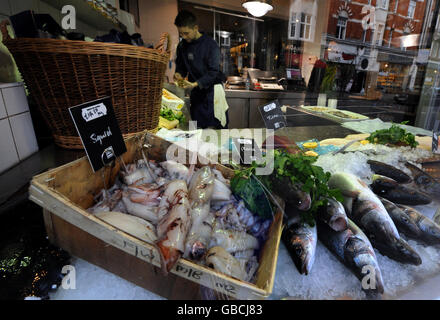 Vue générale sur les poissons exposés dans un restaurant Fishworks de Marylebone High Street, Londres. Banque D'Images