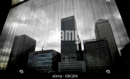 Le Canary Wharf de Londres est vu par une fenêtre tachée de pluie. Banque D'Images