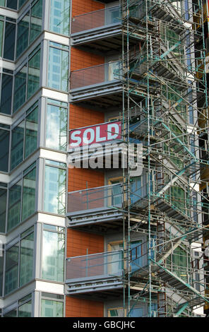 Un seul "vieux" appartement dans un bloc de nouveaux appartements de construction à Battersea, au sud-ouest de Londres, comme les chiffres officiels révèlent aujourd'hui le Royaume-Uni est officiellement en récession. L'économie a connu sa pire performance de production depuis 1980 au cours des trois derniers mois de 2008. Banque D'Images
