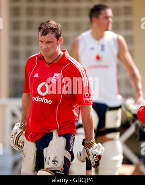 Le capitaine d'Angleterre Andrew Strauss (à gauche) avec Kevin Pietersen lors d'une séance de filets au terrain de cricket de Warren Park, à St Kitts. Banque D'Images