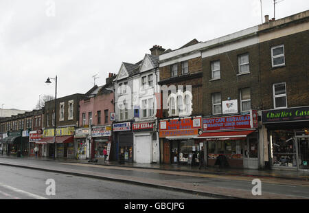 Une route calme à Tottenham, dans le nord de Londres, comme les chiffres officiels révèlent aujourd'hui que le Royaume-Uni est officiellement en récession. L'économie a connu sa pire performance de production depuis 1980 au cours des trois derniers mois de 2008. Banque D'Images