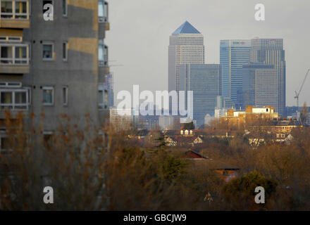 Canary Wharf à Londres et un pâté de maisons d'appartements pendant la récession économique. Banque D'Images