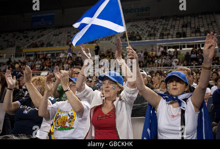 Les fans d'Andy Murray célèbrent sa victoire contre Jurgen Melzer en Autriche lors de l'Open d'Australie 2009 à Melbourne Park, Melbourne, Australie. Banque D'Images