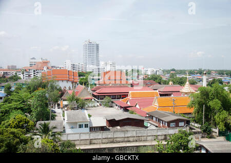 Vue de la ville de Nonthaburi ligne violette MRT station du skytrain en marche rendez-vous sur Bangkok le 20 juin 2016 dans la province de Nonthaburi, Thaïlande Banque D'Images