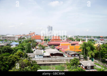 Vue de la ville de Nonthaburi ligne violette MRT station du skytrain en marche rendez-vous sur Bangkok le 20 juin 2016 dans la province de Nonthaburi, Thaïlande Banque D'Images