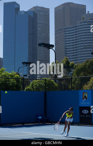 Un point de vue général de Heather Watson, en Grande-Bretagne, en action contre Chanel Simmonds, en Afrique du Sud, lors de l'Open d'Australie 2009 à Melbourne Park, Melbourne, en Australie. Banque D'Images