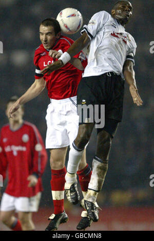 Ian Taylor (r) du comté de Derby et David Wright de Crewe Alexandra disputez la balle haute Banque D'Images