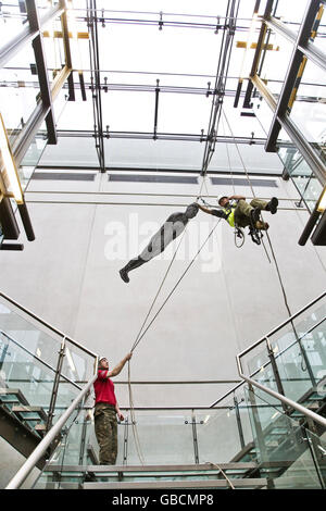 Les abseilers aident à installer une nouvelle sculpture Antony Gormley, Filter (2002), à la Manchester City Art Gallery. Banque D'Images