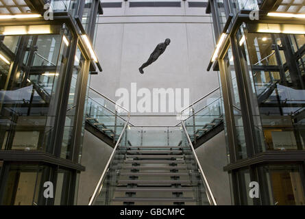 La sculpture d'Antony Gormley, Filter (2002), qui vient d'être exposée à la Manchester City Art Gallery. Banque D'Images