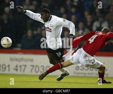 Soccer - Nationwide League Divison One - Derby County / Crewe Alexandra.Izale McLeod, du comté de Derby, est redescendu par Kenny Lunt, de Crewe Alexandra Banque D'Images