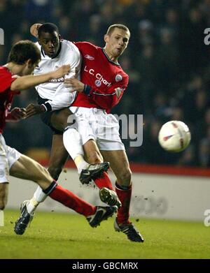 Izale McLeod (c) du comté de Derby est dans un tir malgré L'attention de Kenny Lunt (r) et Stephen de Crewe Alexandra Encourager (l) Banque D'Images