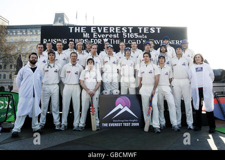 Cricketers réchauffer pour test Everest Banque D'Images