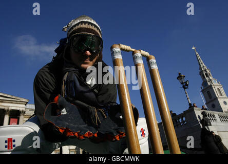 Chris Palmer, qui fait partie d'un groupe de joueurs de cricket de charité qui se réchauffent pour un match record sur le mont Everest, en convertissant Trafalgar Square en un terrain de cricket dans le centre de Londres. Banque D'Images