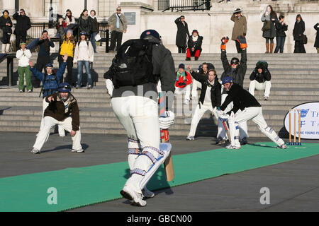 Un groupe de joueurs de cricket de bienfaisance s'entraîner avant de tenter un match record sur le mont Everest, en convertissant Trafalgar Square en un terrain de cricket dans le centre de Londres. Banque D'Images