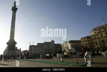 Un groupe de joueurs de cricket de bienfaisance s'entraîner avant de tenter un match record sur le mont Everest, en convertissant Trafalgar Square en un terrain de cricket dans le centre de Londres. Banque D'Images