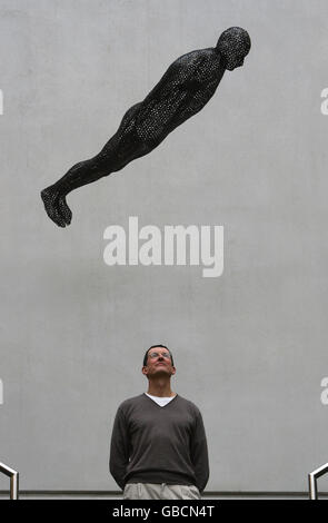 Antony Gormley voit sa sculpture, Filter (2002), qui vient d'être exposée à la Manchester City Art Gallery. Banque D'Images