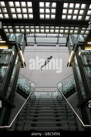 Vue générale d'une sculpture Antony Gormley, Filter (2002), qui vient d'être exposée à la Manchester City Art Gallery. Banque D'Images