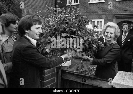 Mike Forsyth, président national de la Fédération des étudiantes et étudiants conservateurs, présente à sa maison de Londres 51 roses rouges à la chef conservatrice Margaret Thatcher à l'occasion de son 51e anniversaire. Banque D'Images