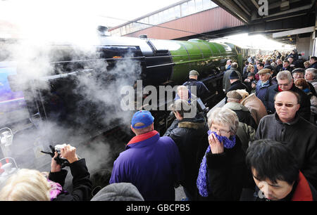 Les passionnés emballez les plates-formes de York Station alors que le Peppercorn classe A1 60163 Tornado quitte la gare. Banque D'Images