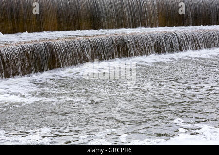 La chute de l'eau sale avec cascade et mousse blanche Banque D'Images