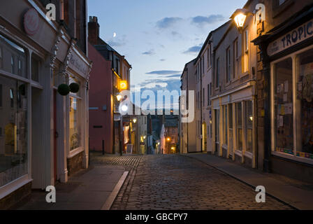 Le temps du soir et crépuscule dans West Street, Berwick-upon-Tweed, Northumberland Banque D'Images