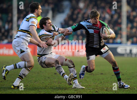 Rugby Union - Guinness Premiership - Harlequins / Northampton Saints - Twickenham Stoop.Tom Williams de Harlequins essaie de passer la défense de Northampton pendant le match de Guinness Premiership à Twickenham Stoop dans Middlesex. Banque D'Images