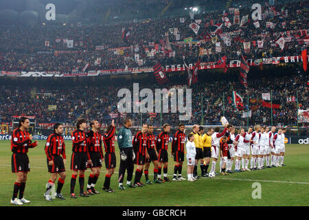 Football - Ligue des champions de l'UEFA - deuxième tour - deuxième étape - AC Milan / Sparta Prague.Les joueurs de l'AC Milan et de Sparta Prague s'alignent avant le lancement Banque D'Images