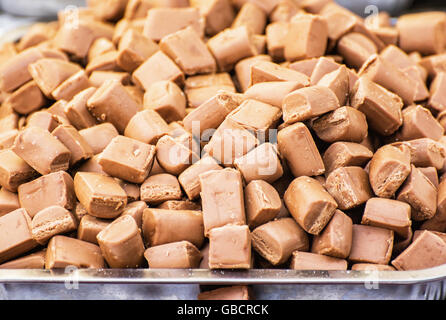 Mâcher de caramel bonbons sur l'assiette. Un aliment sucré. Vente de confiserie. Banque D'Images