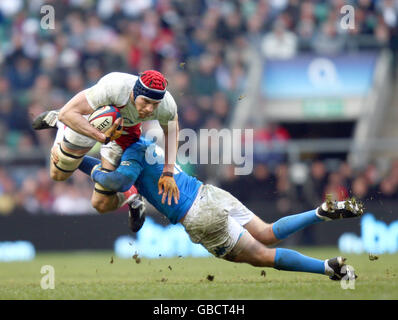 Rugby Union - championnat RBS six Nations 2009 - Angleterre / Italie - Twickenham.Nick Kennedy, en Angleterre, est attaqué par Gonzalo Gaecia, en Italie, lors du match des RBS 6 Nations à Twickenham, Twickenham. Banque D'Images