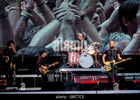 Milan, Italie. 05 juillet, 2016. Le chanteur de rock américain et de la chanson-écrivain Bruce Springsteen et le E Street Band qui est représenté sur scène comme ils en concert à San Siro à Milan, Italie. Credit : Roberto Finizio/Pacific Press/Alamy Live News Banque D'Images