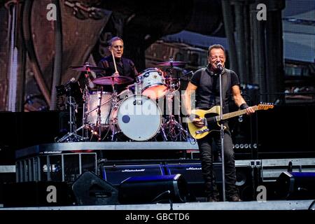 Milan, Italie. 05 juillet, 2016. Le chanteur de rock américain et de la chanson-écrivain Bruce Springsteen et le E Street Band qui est représenté sur scène comme ils en concert à San Siro à Milan, Italie. Credit : Roberto Finizio/Pacific Press/Alamy Live News Banque D'Images