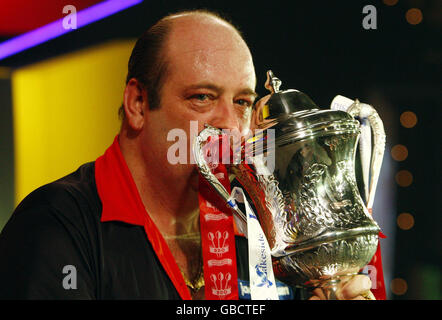 Fléchettes - Lakeside BDO World Professional Darts Championship - final - Lakeside Complex.Ted Hankey d'Angleterre avec le trophée après avoir battu Tony O'Shea lors de la finale du Championnat du monde des fléchettes à Frimley Green, Surrey. Banque D'Images