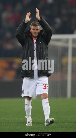 David Beckham, de l'AC Milan, remercie les fans après avoir joué 87 minutes sur son premier match en 2.2 contre Roma au stade olympique, Rome, dimanche 11 janvier 2009: Photo Nick Potts/PA Banque D'Images