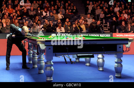 Snooker - Masters 2009 - Premier jour - Wembley Arena.Graeme Dott joue un tir lors du match d'ouverture des Masters 2009 contre Stephen Maguire à la Wembley Arena de Brant Banque D'Images