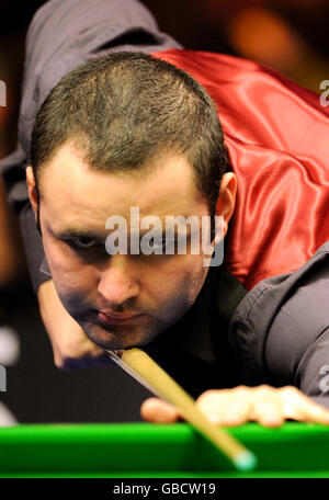 Stephen Maguire joue un coup lors du match d'ouverture de Les 2009 maîtres contre Graeme Dott à Wembley Arena Banque D'Images