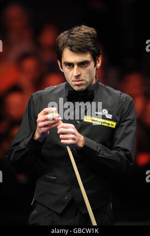 Snooker - Masters 2009 - Premier jour - Wembley Arena.Ronnie O'Sullivan pendant son match contre Joe Perry au Masters de Wembley Arena Banque D'Images