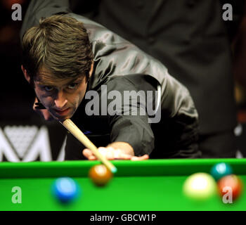 Snooker - Masters 2009 - Premier jour - Wembley Arena.Ronnie O'Sullivan joue un tir contre Joe Perry pendant les Masters à Wembley Arena Banque D'Images