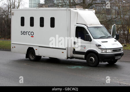 La scène près de Bedfont Lake, Feltham, après qu'un cambrioleur présumé s'est échappé de la garde à vue quand un complice armé a embusqué sa camionnette de prison lorsqu'il a été emmené au tribunal. Banque D'Images