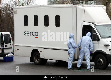 La scène près de Bedfont Lake, Feltham, après qu'un cambrioleur présumé s'est échappé de la garde à vue quand un complice armé a embusqué sa camionnette de prison lorsqu'il a été emmené au tribunal. Banque D'Images