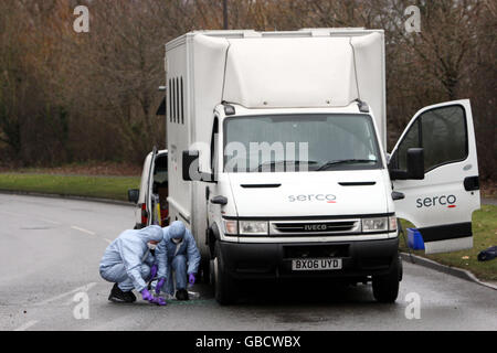 La scène près de Bedfont Lake, Feltham, après qu'un cambrioleur présumé s'est échappé de la garde à vue quand un complice armé a embusqué sa camionnette de prison lorsqu'il a été emmené au tribunal. Banque D'Images