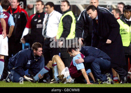 David O'Leary, directeur d'Aston Villa, vérifie Mark Delaney après Un jeu d'horreur par Carlos Bocanegra de Fulham Banque D'Images