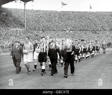 Les deux capitaines, Harry Johnston de Blackpool (deuxième l) et Joe Harvey de Newcastle United (quatrième l), sortent à Wembley aux côtés de leurs managers, Joe Smith de Blackpool (l) et Stan Seymour de Newcastle United (cinquième l) Banque D'Images