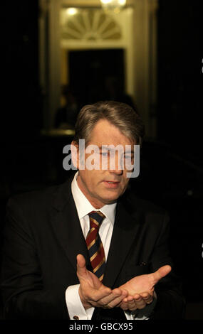 Le président ukrainien Victor Iouchtchenko s'adresse aux médias à l'extérieur du 10 Downing Street, Londres, lors d'une rencontre avec le Premier ministre britannique Gordon Brown. Banque D'Images